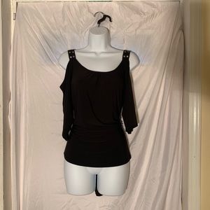 Women black off shoulders blouse.